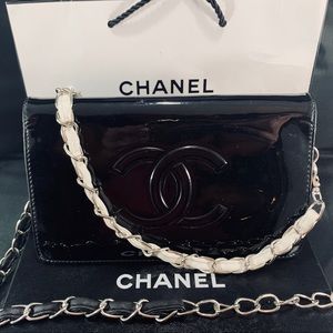 CHANEL CC/Camellia Reversible Wallet on Chain